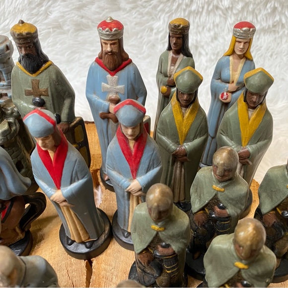 Vintage 1973 Alberta’s Molds Inc 32 Piece Hand Painted Ceramic Chess Set - Picture 4 of 16